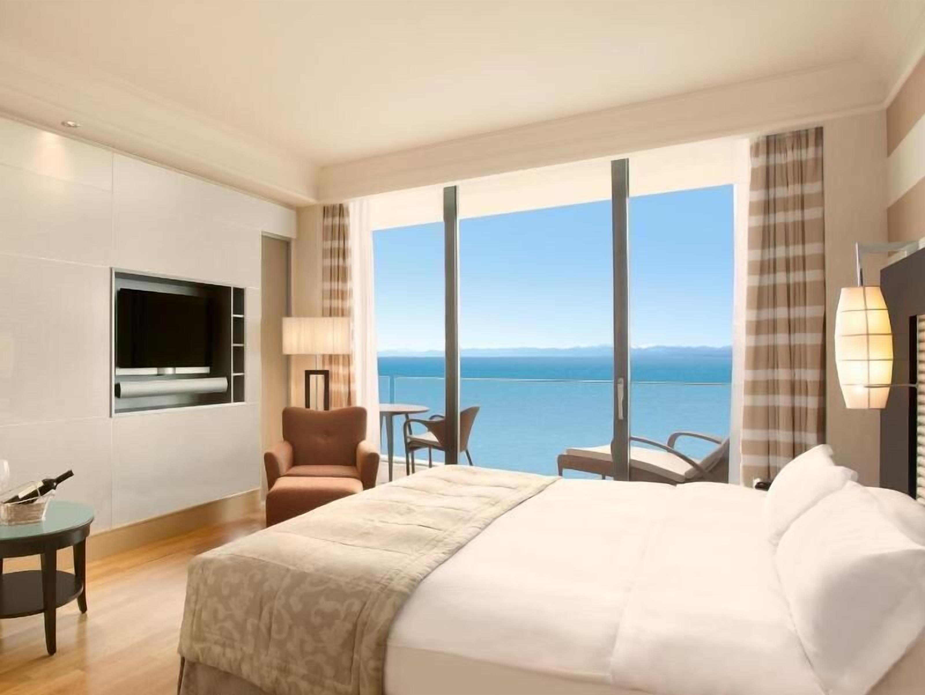 Hypo-allergenic bedding, minibar, in-room safe, desk