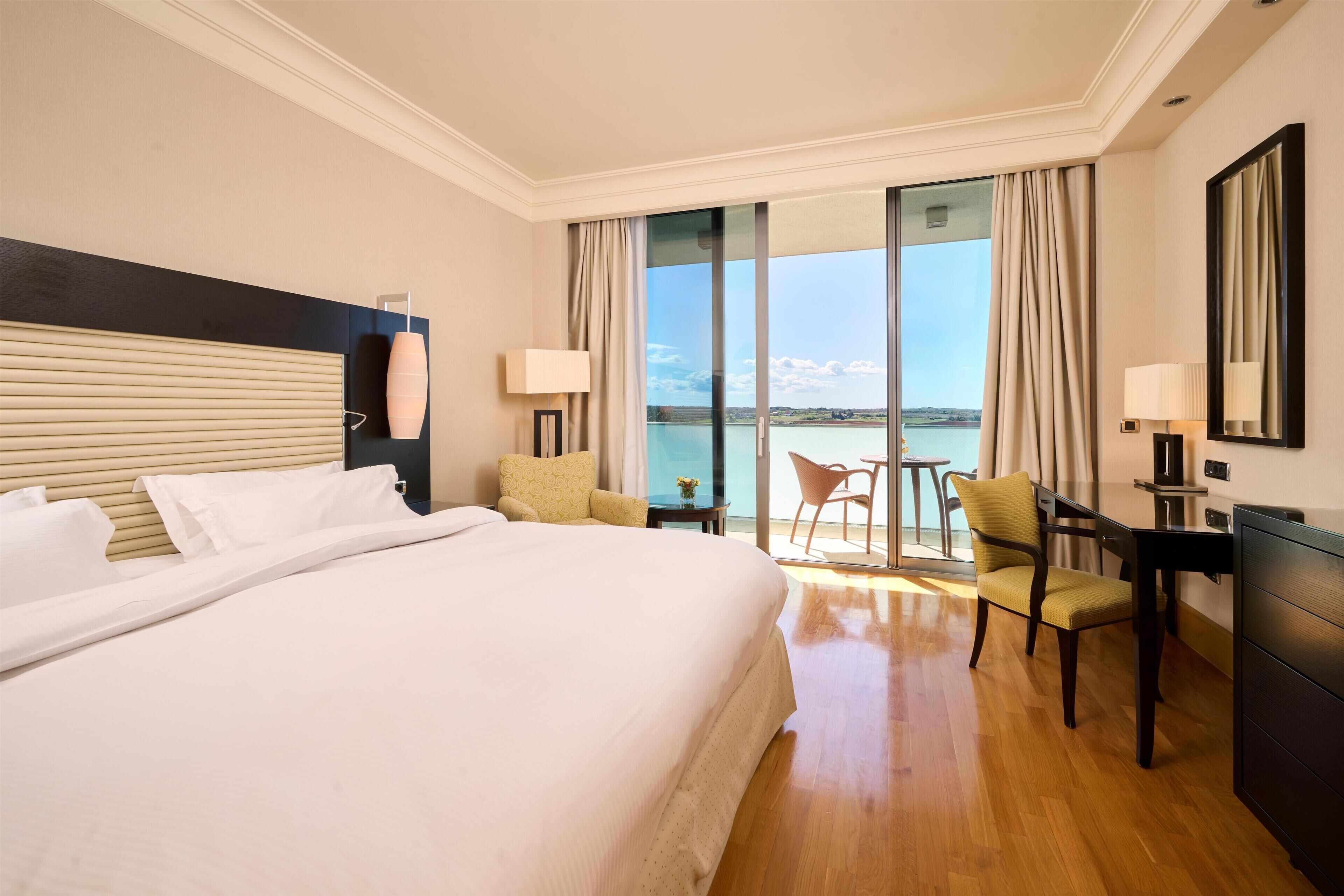 Ropa de cama hipoalergénica y minibar 