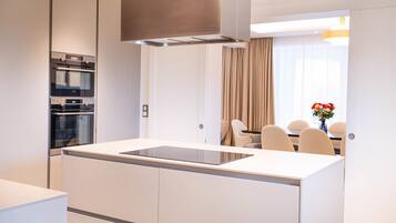 Villa (Five bedroom, Pool ) | Allergitestet sengetøy, minibar, safe på rommet og skrivebord