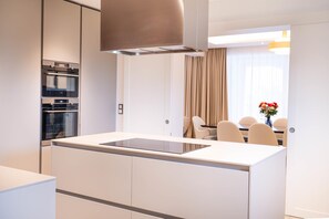 别墅 (Five bedroom, Pool ) | 防过敏的被褥、迷你吧、客房内保险箱、办公桌