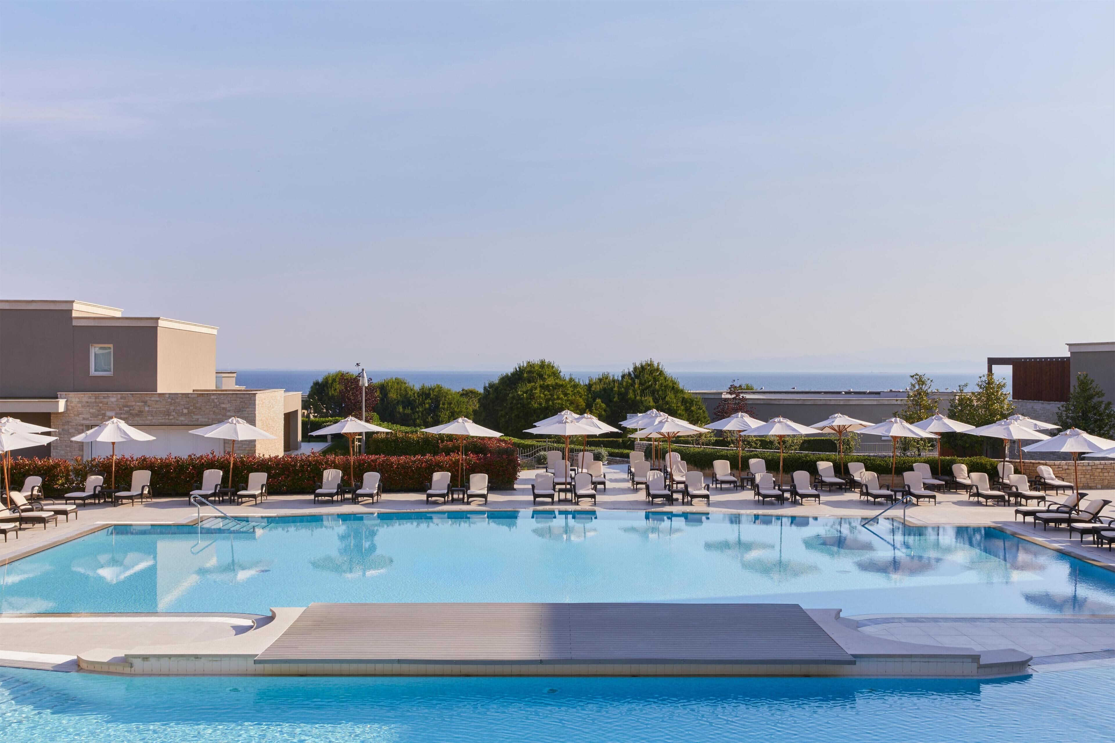 Piscina interna, funciona das 7h às 22h, barracas, guarda-sóis