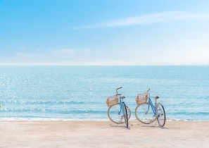 Two bicycles with baskets on a sandy beach by the sea. - Adriatic Istria Resort Operated by Minor Hotels (Umag)