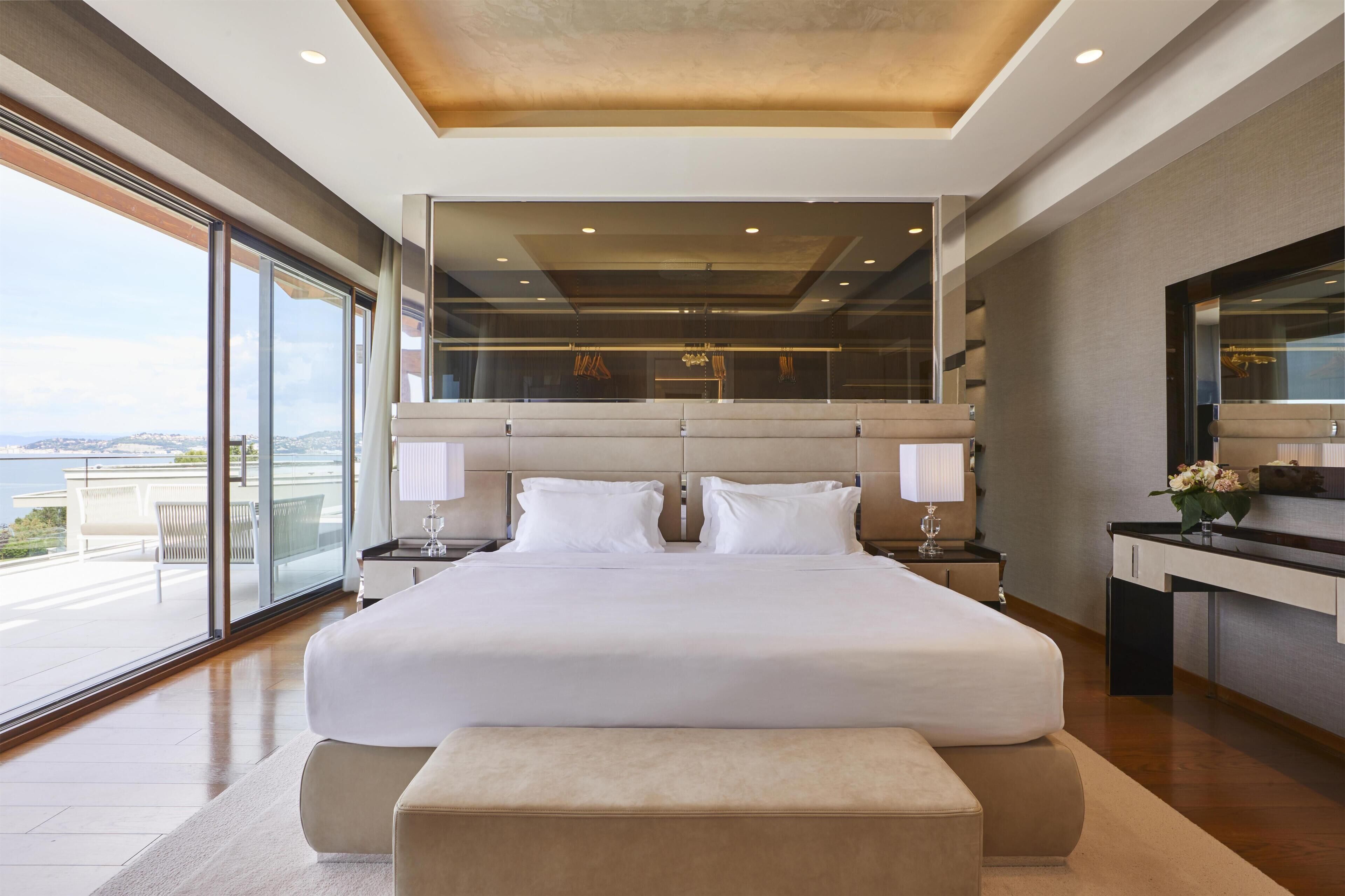 Hypo-allergenic bedding, minibar, in-room safe, desk