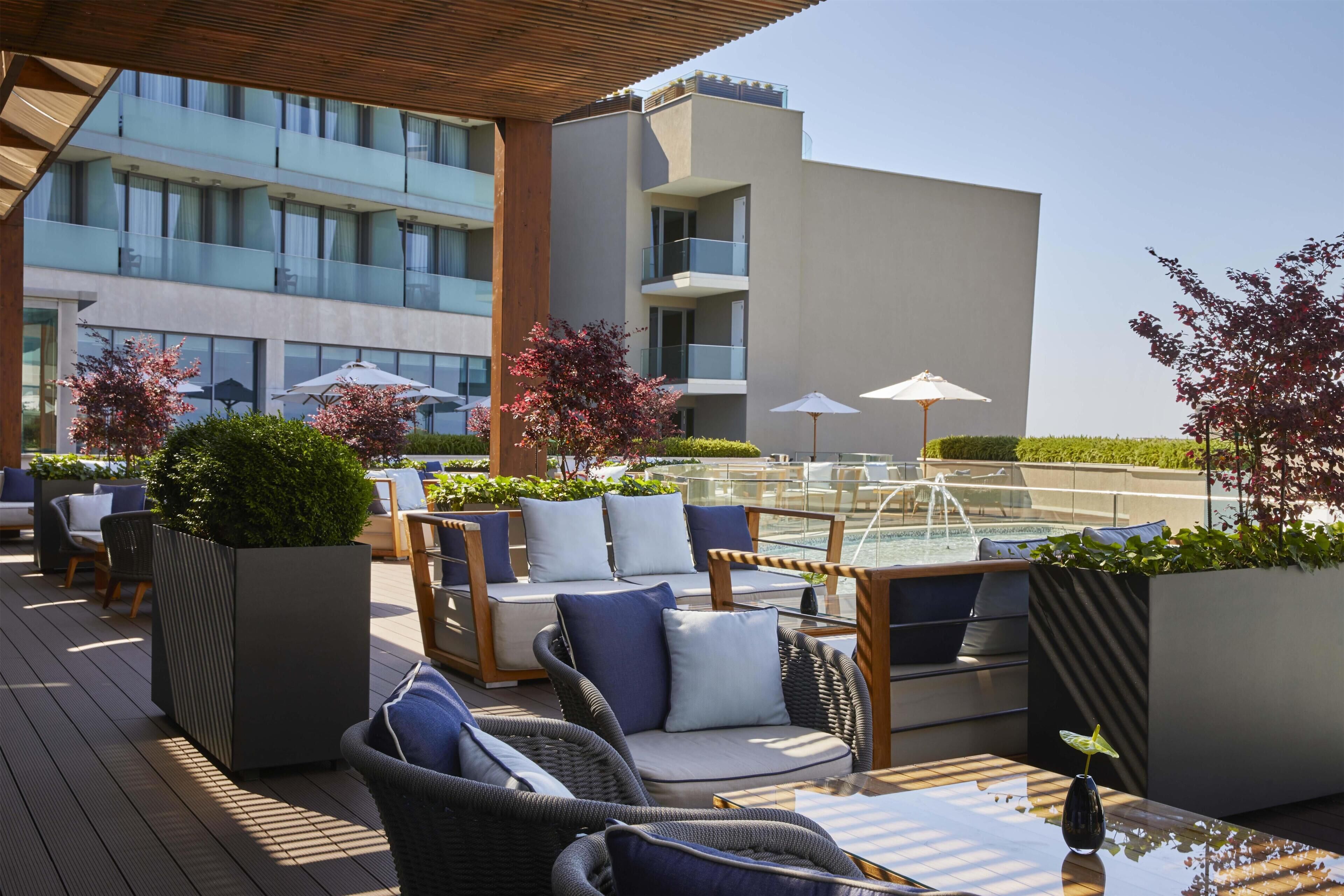 Al fresco dining, serves lunch, dinner and happy hour
