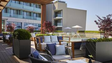 Al fresco dining, serves lunch, dinner and happy hour