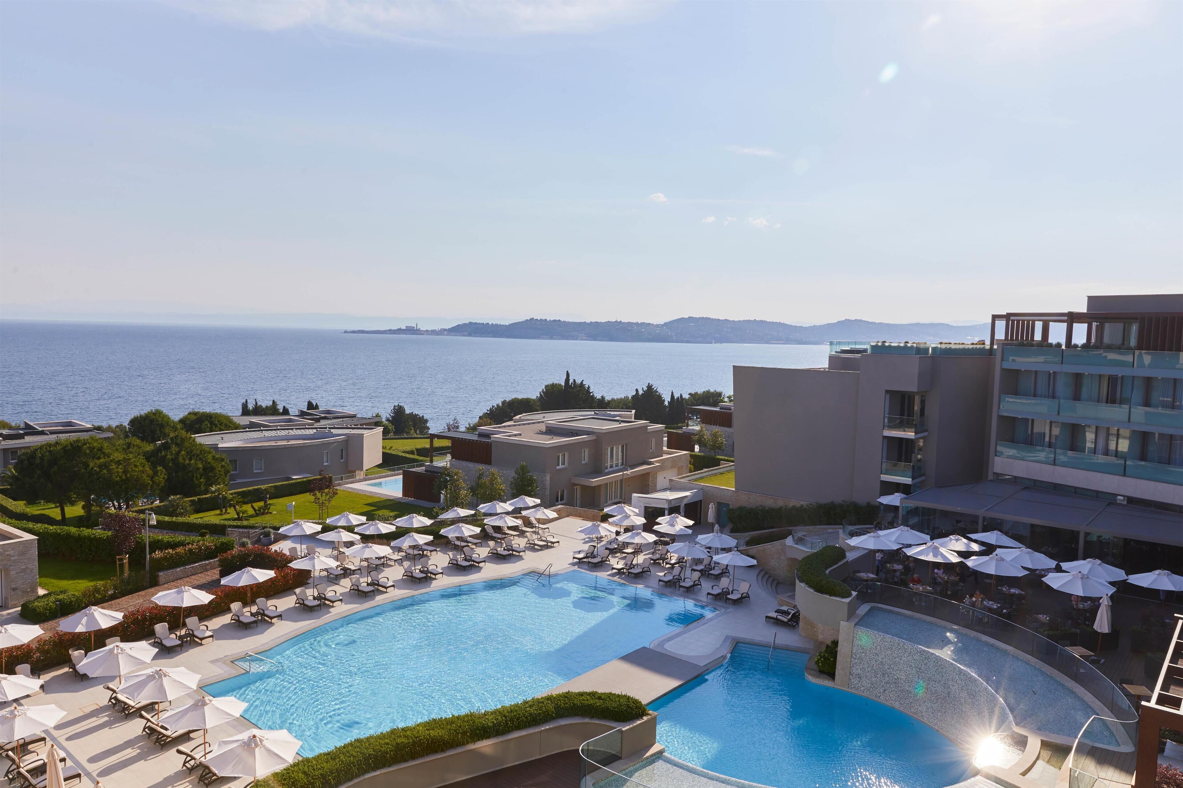 Piscina coperta, piscina stagionale all'aperto, cabanas (a pagamento)