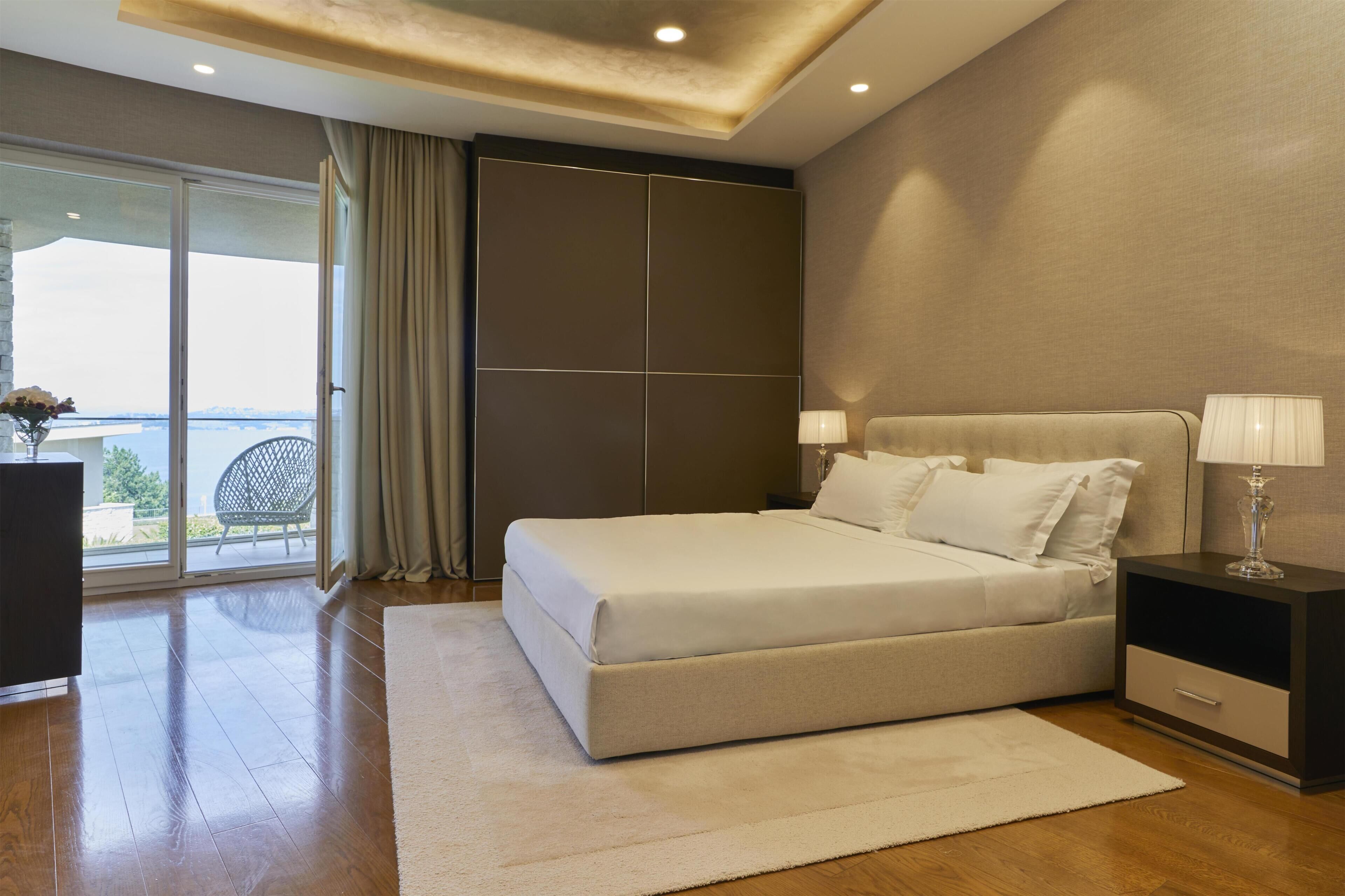 Hypo-allergenic bedding available, minibar, in-room safe, desk