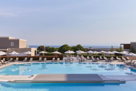 Una piscina techada, camas de piscina con cargo, sombrillas. Adriatic Istria Resort Operated by Minor Hotels