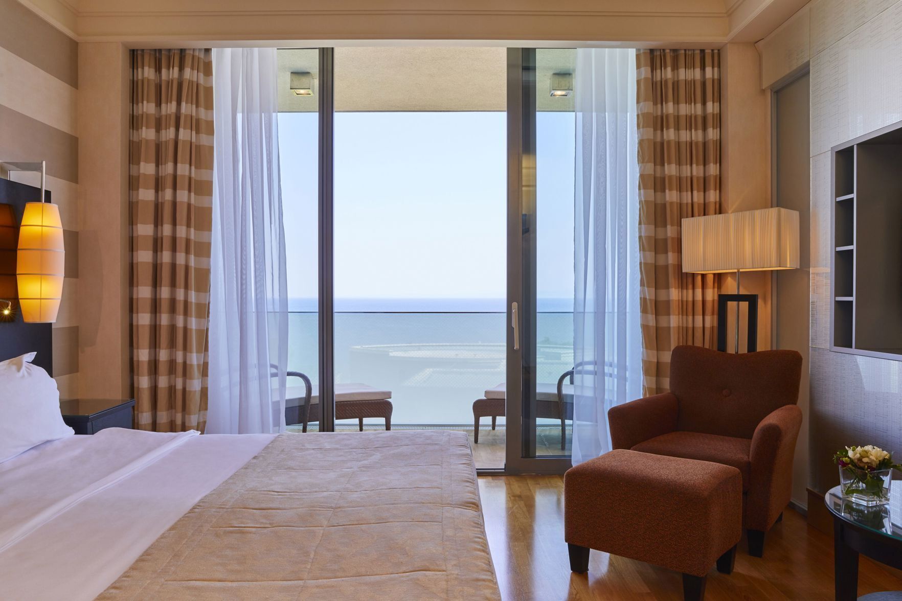 Hypo-allergenic bedding, minibar, in-room safe, desk