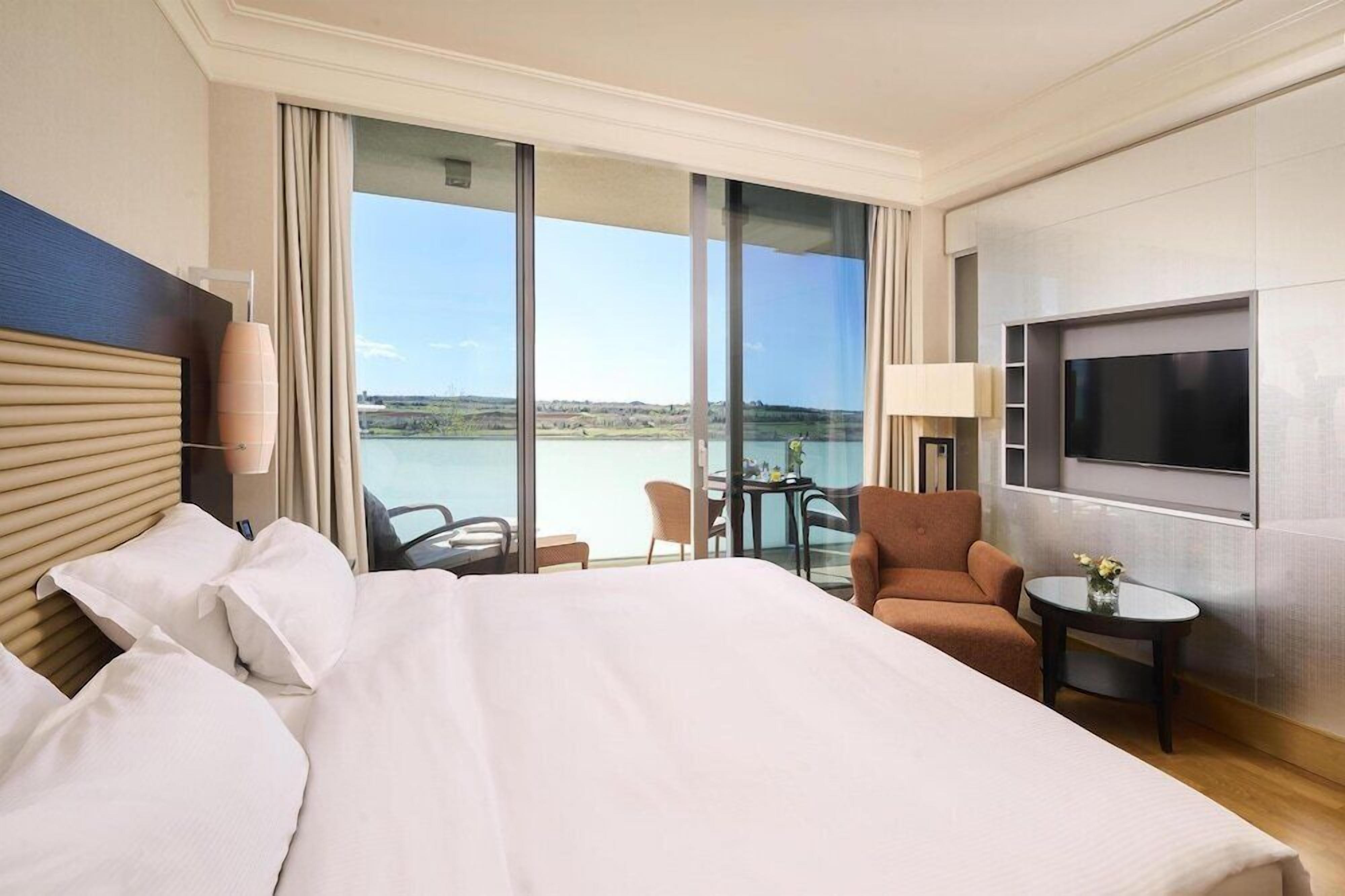 Hypo-allergenic bedding, minibar, in-room safe, desk