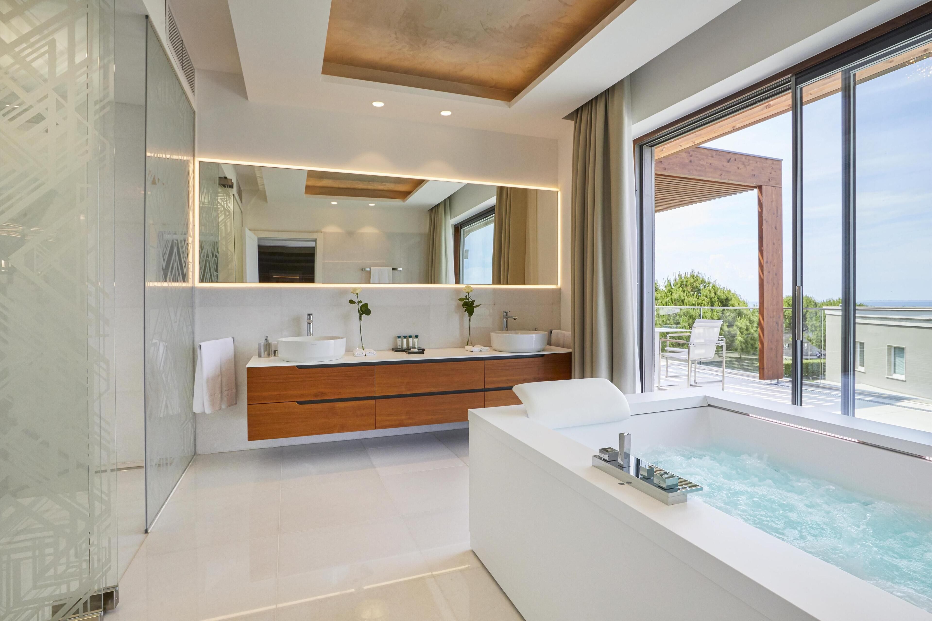 1 bedroom, hypo-allergenic bedding, minibar, in-room safe