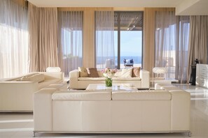 جناح - بمنظر للبحر (Penthouse Suite Henry Morgan) | ملاءات للفراش لا تسبب الحساسية وميني بار وخزنة داخل الغرفة ومكتب