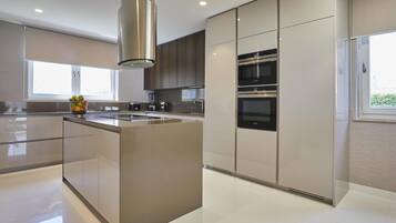 Five bedroom Villa, Sea View, Pool | Hypo-allergenic bedding available, minibar, in-room safe, desk