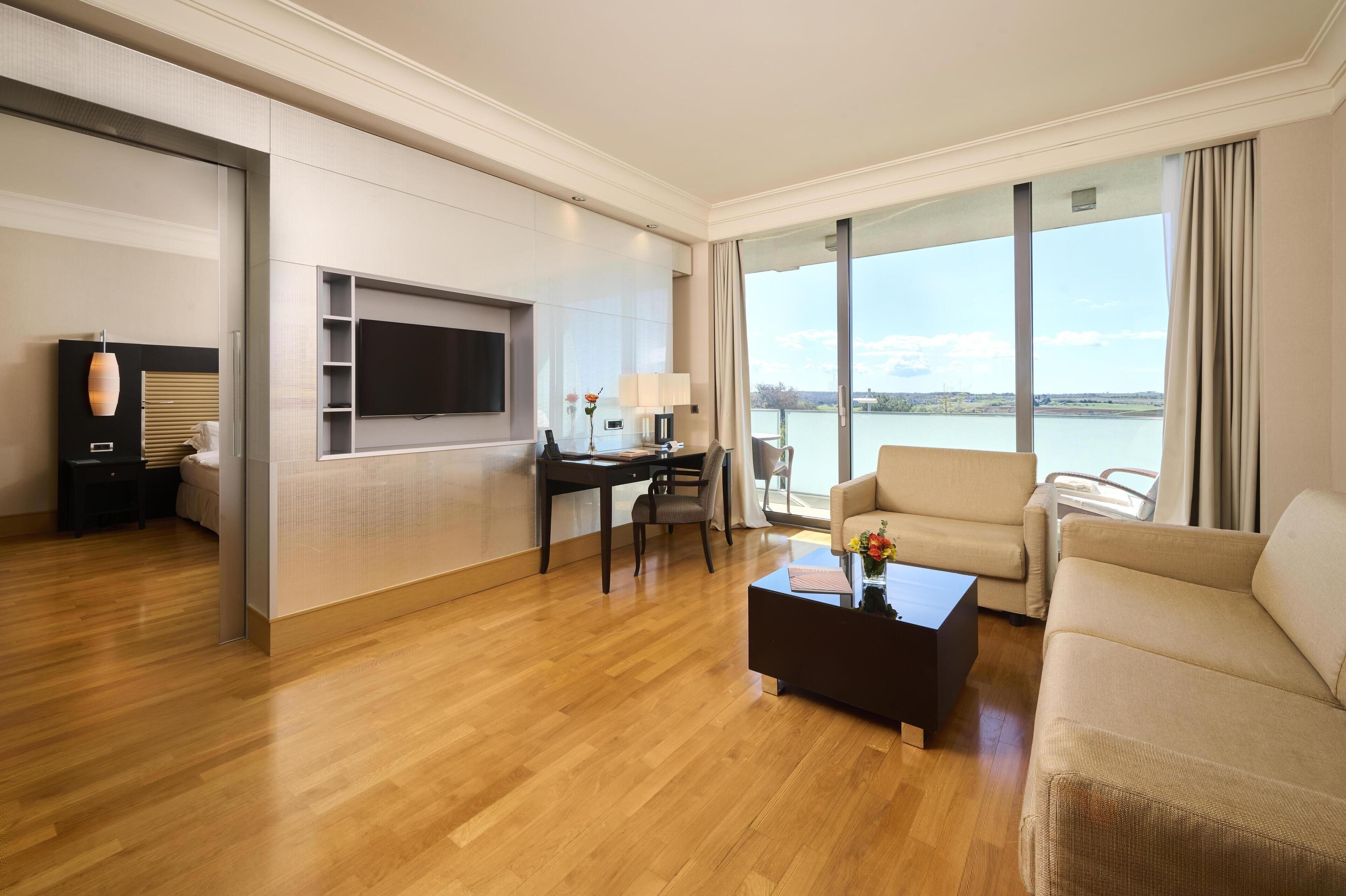 Hypo-allergenic bedding, minibar, in-room safe, desk