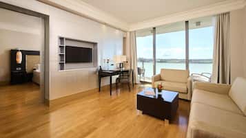 Hypo-allergenic bedding, minibar, in-room safe, desk