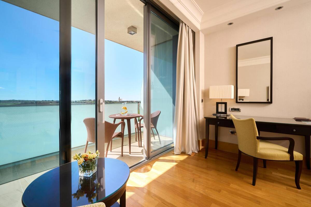 Ropa de cama hipoalergénica y minibar