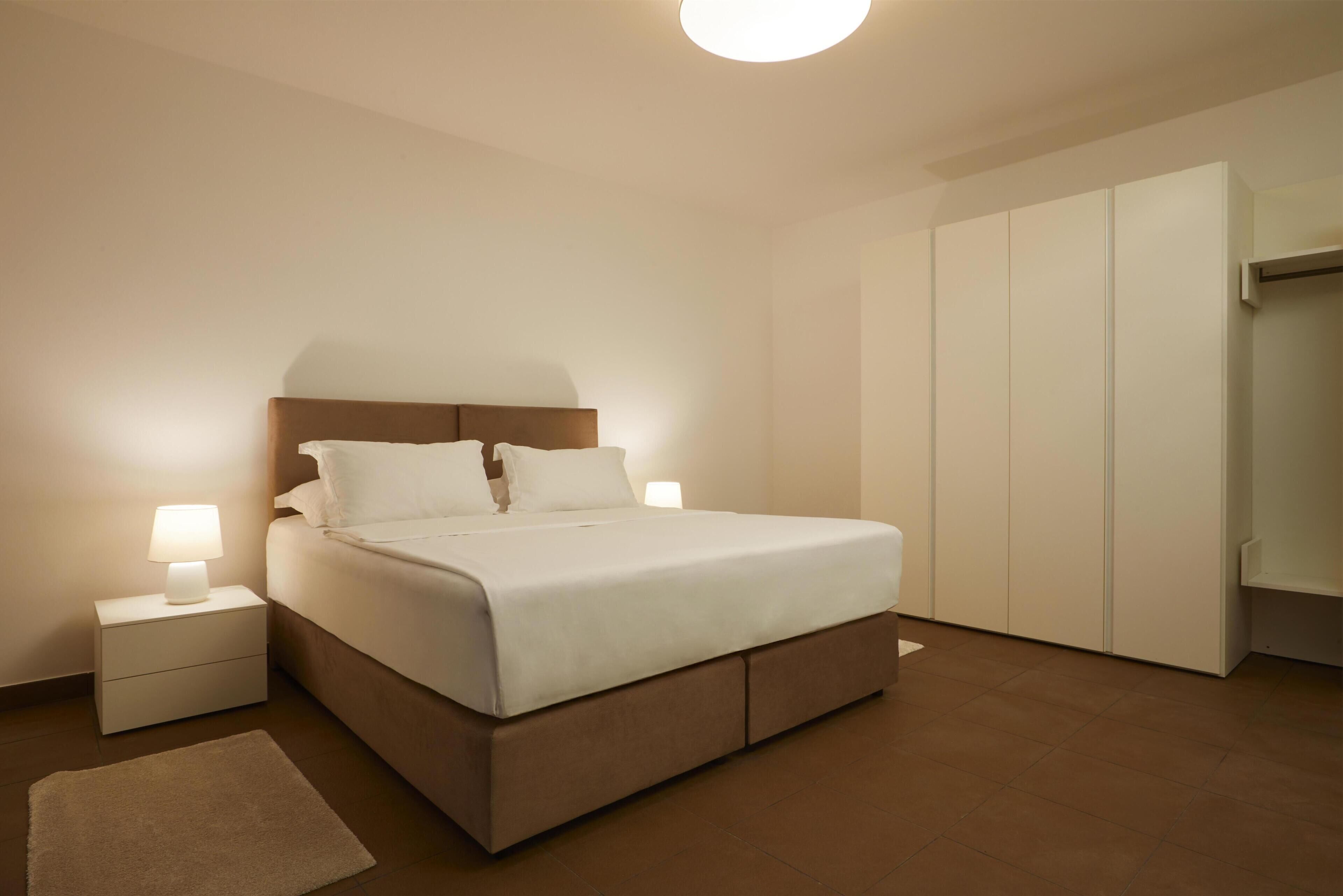 Allergikerbettwaren, Minibar, Zimmersafe, Schreibtisch