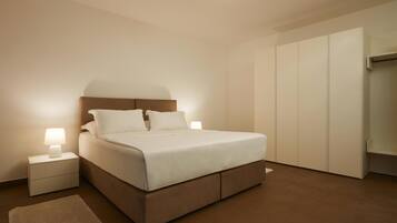 Allergikerbettwaren, Minibar, Zimmersafe, Schreibtisch