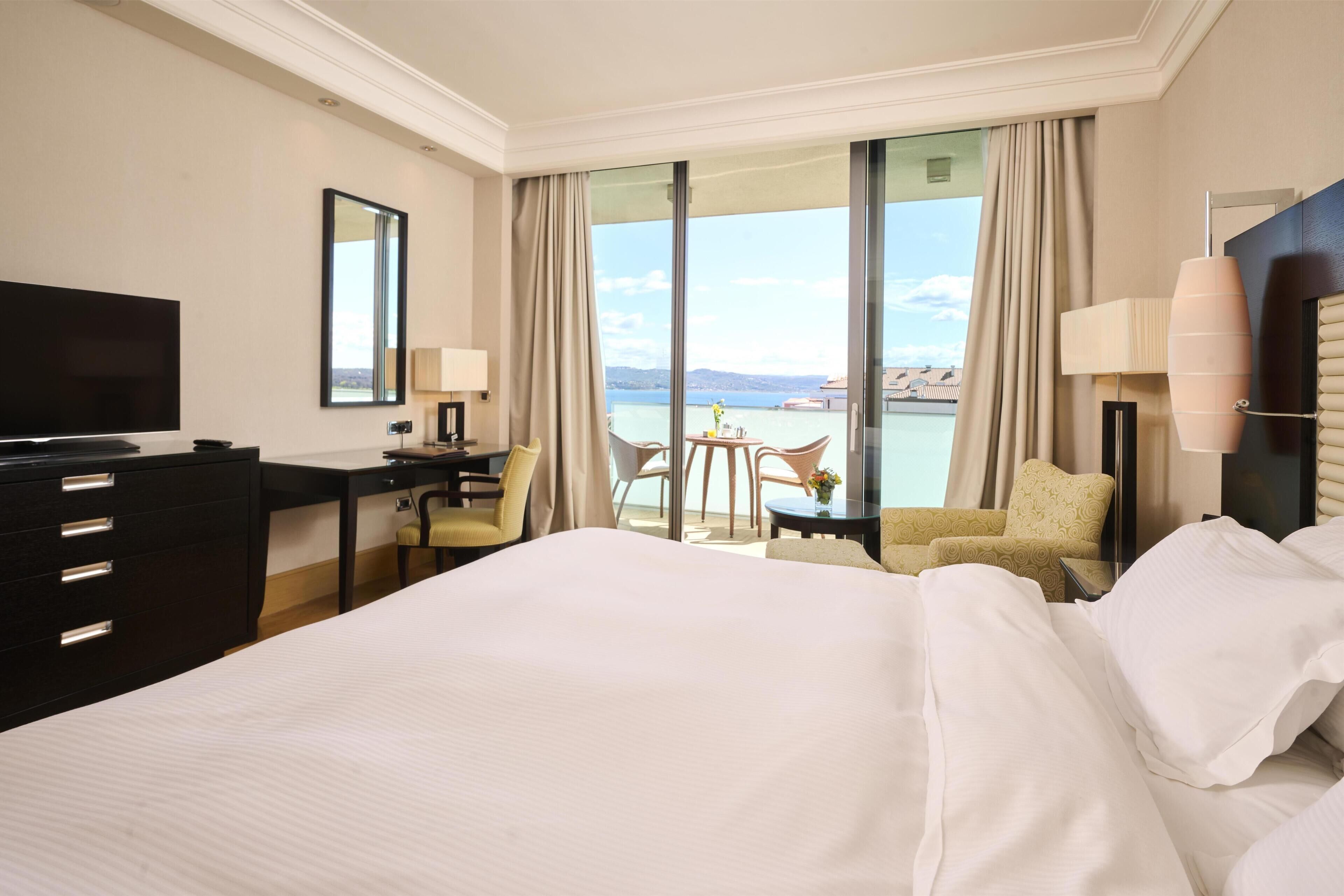 Hypo-allergenic bedding, minibar, in-room safe, desk