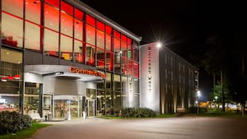 Overnatningsstedets facade – aften/nat
