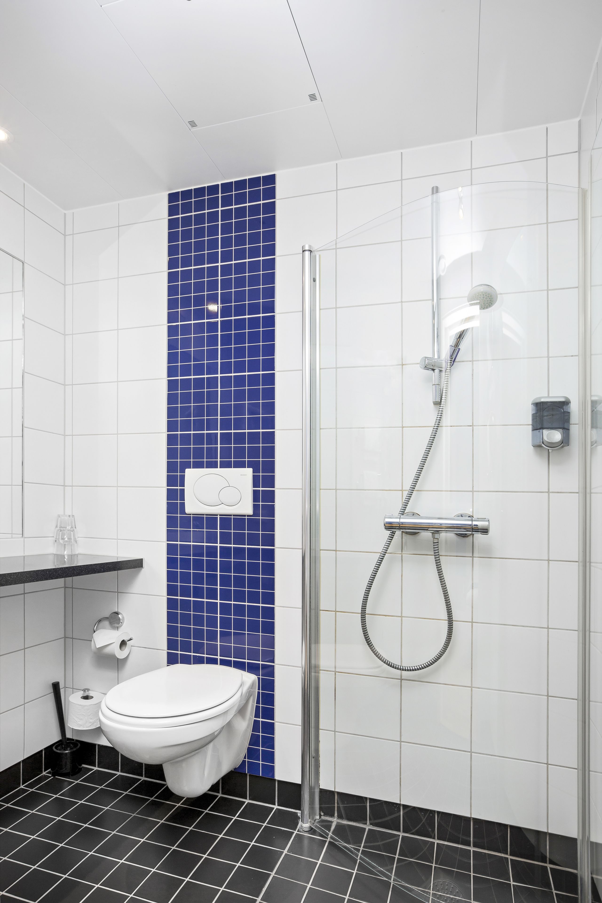 standard twin room | bathroom | towels