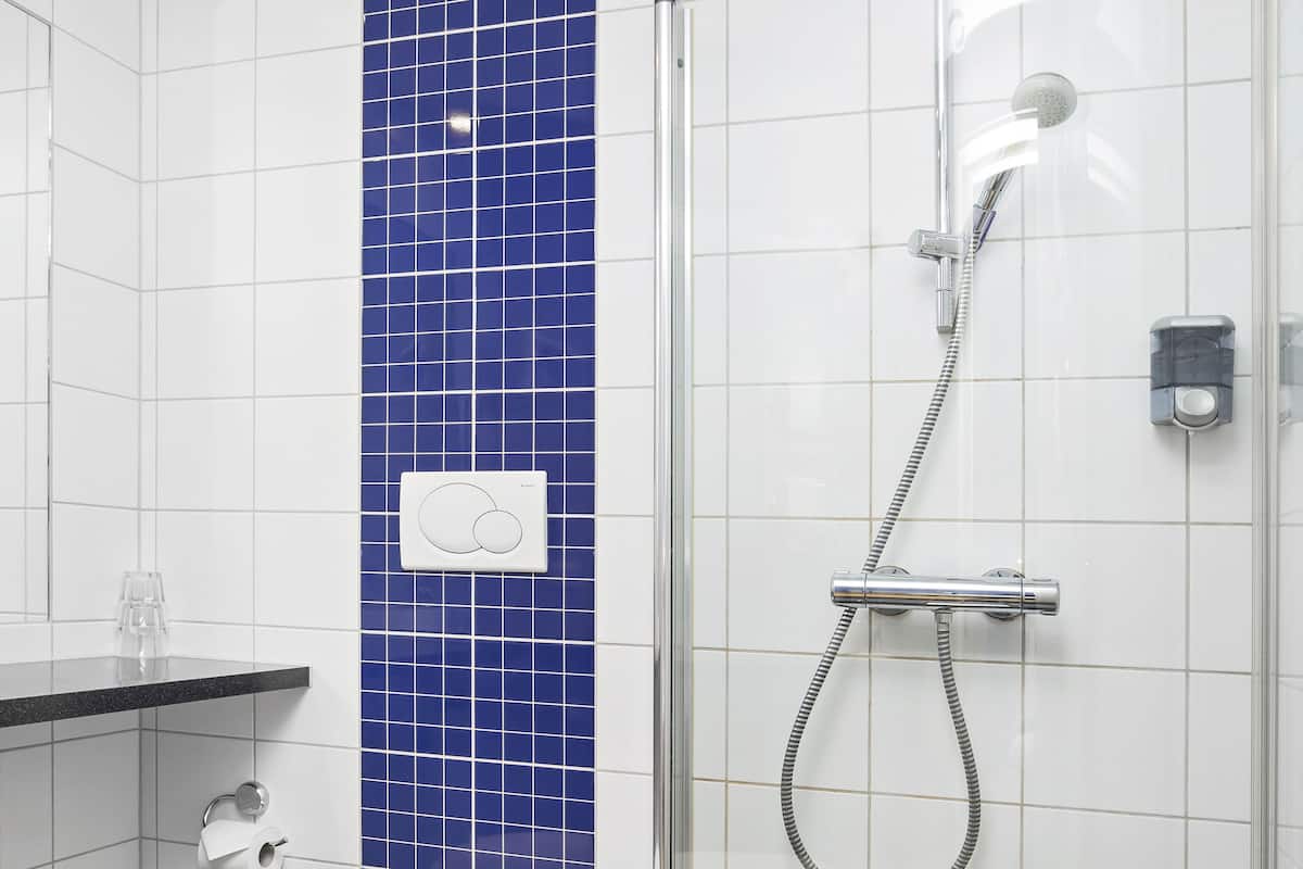 standard twin room | bathroom | towels