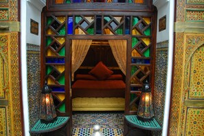 Ropa de cama de alta calidad y caja de seguridad en la habitación