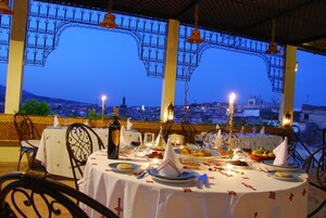 3 restaurantes; se sirven desayunos, almuerzos, cenas y cocina marroquí 