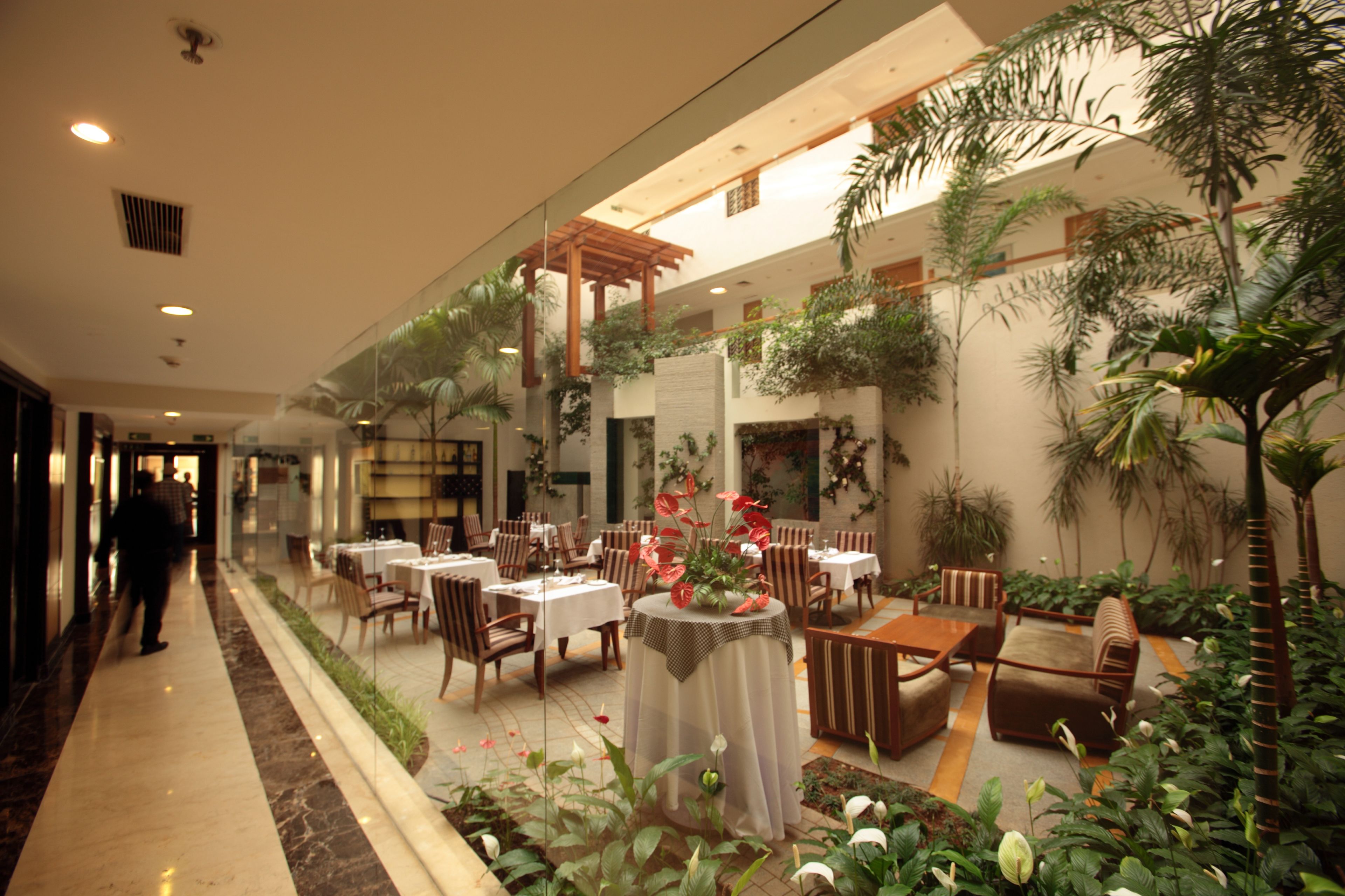 4 restaurants; breakfast, lunch, and dinner served