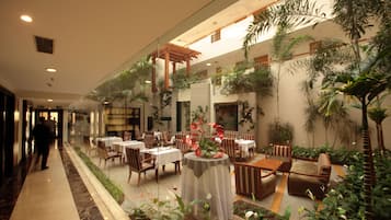 4 restaurants; breakfast, lunch, and dinner served