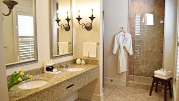 Habitación de lujo, 1 cama King size y sofá cama, para no fumadores | Baño | Amenidades de baño de diseñador, secadora de cabello, batas, toallas