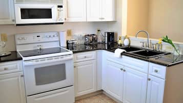 Suite, 2 grands lits, non-fumeur | Cuisine privée | Cafetière-théière