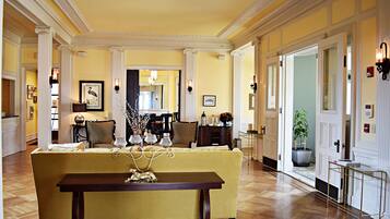 Sala de estar en el lobby