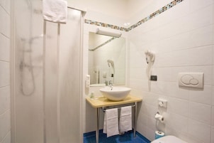 Set di cortesia gratuito, asciugacapelli, bidet, asciugamani