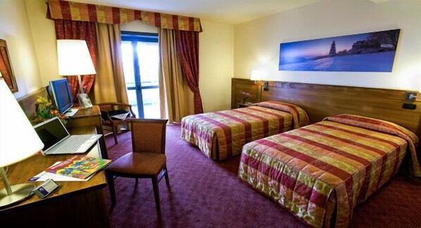 ألحفة محشوة بالريش وخزنة داخل الغرفة ومكتب ومساحة عمل للكمبيوتر المحمول