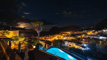 Fachada de la propiedad por la tarde o noche