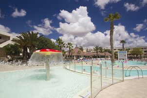 6 outdoor pools, sun loungers