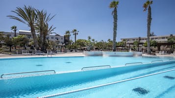 6 piscines extérieures, chaises longues