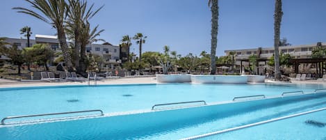 6 piscines extérieures, chaises longues