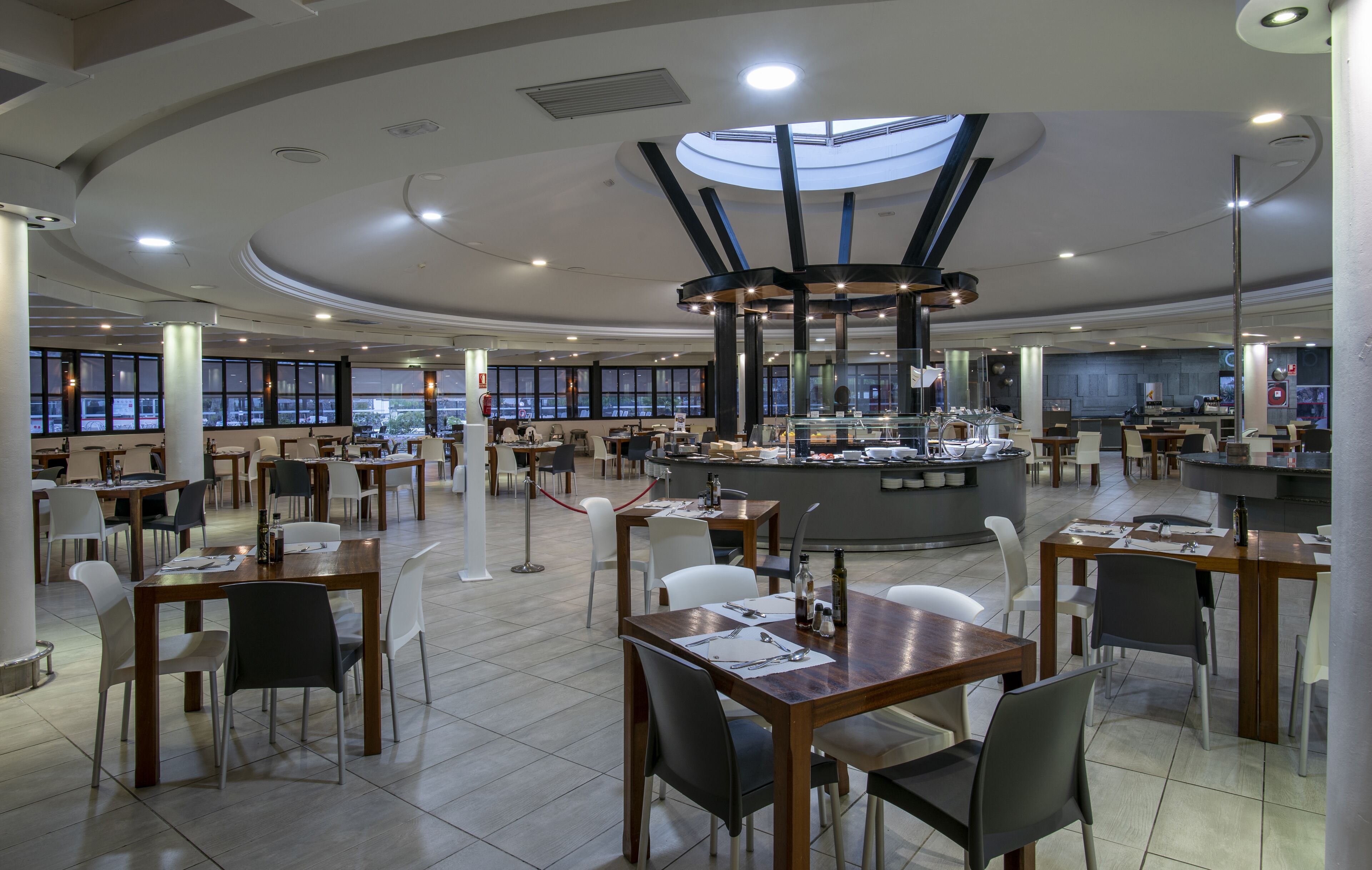 2 restaurantes; se sirven desayunos 