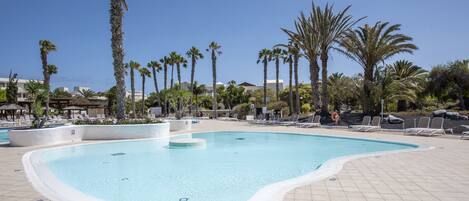 6 Außenpools, Liegestühle