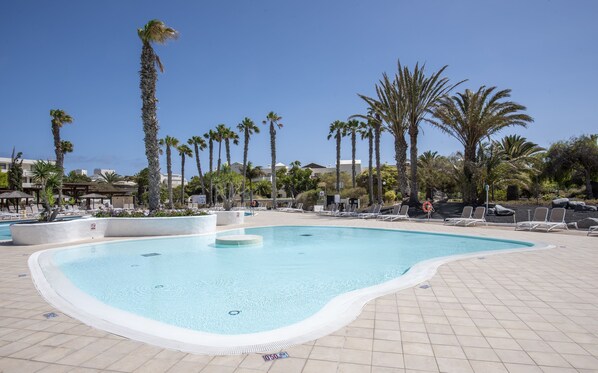 6 piscinas al aire libre, tumbonas