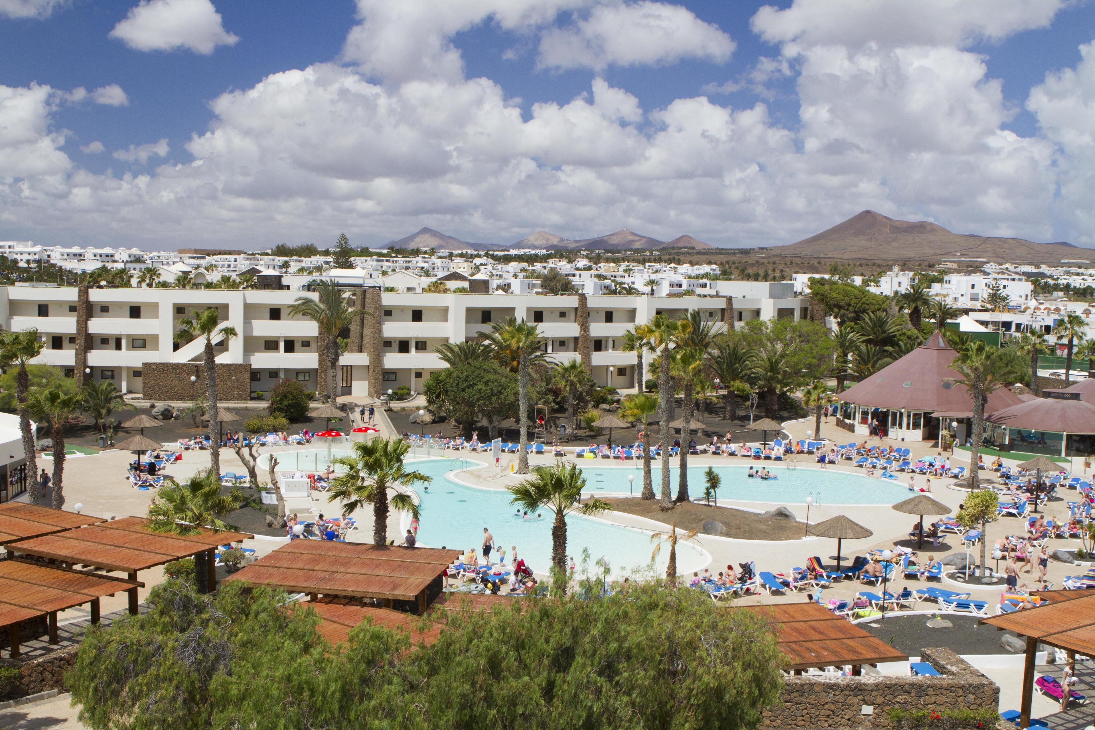 6 buitenzwembaden, ligstoelen bij het zwembad