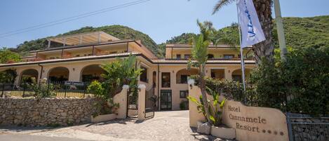 Vista frontal de la propiedad