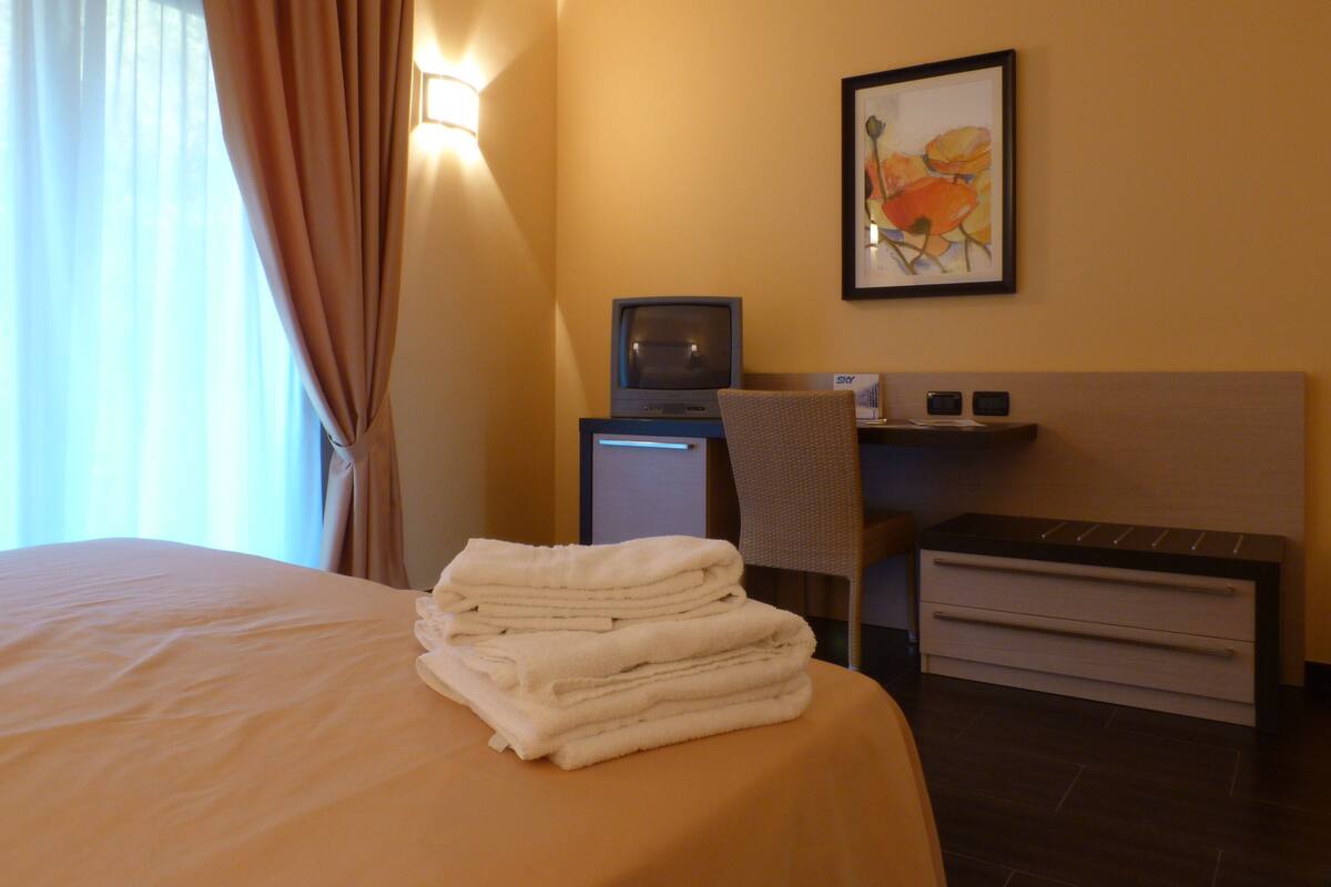 Double or Twin Room, Sea View | Premium bedding, minibar, in-room safe, desk