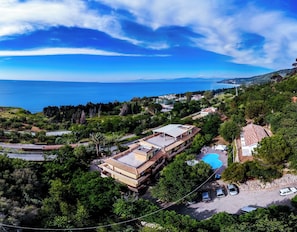 A coastal property with a swimming pool, multiple buildings, and a view of the sea. - Cannamele Resort Hotel (Parghelia)