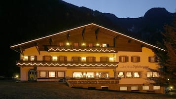 Fassade der Unterkunft – Abend/Nacht