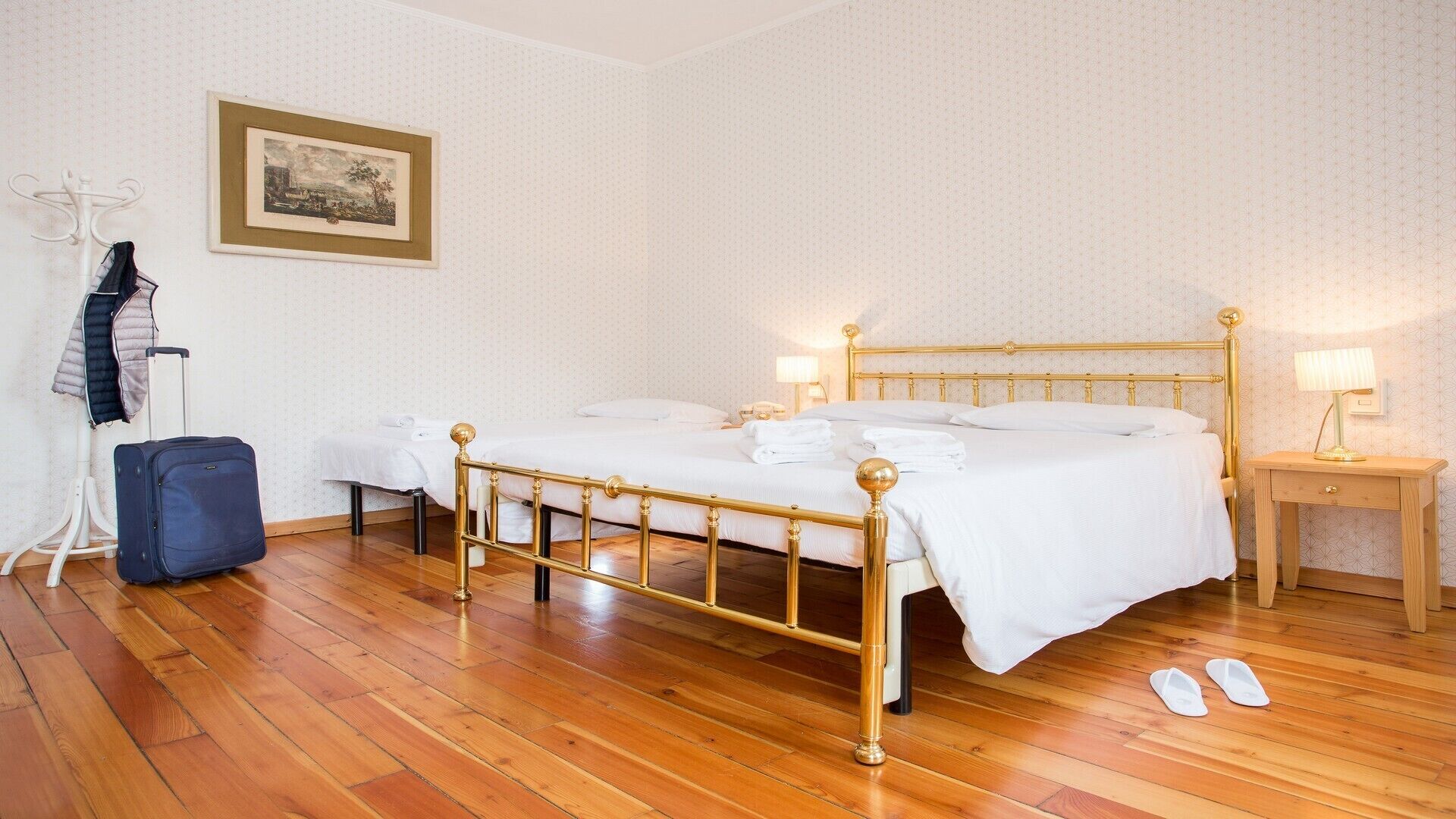 Escrivaninha, berços (sobretaxa), roupa de cama