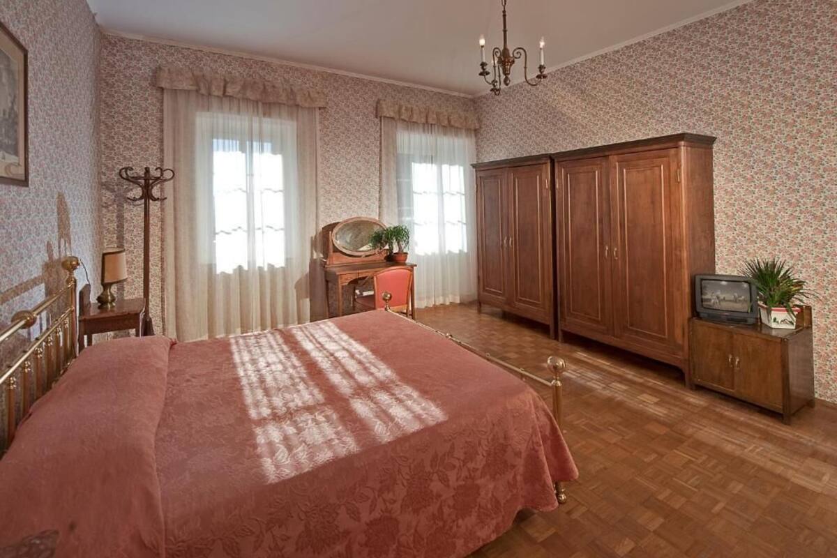 desk, cots/infant beds, bed sheets