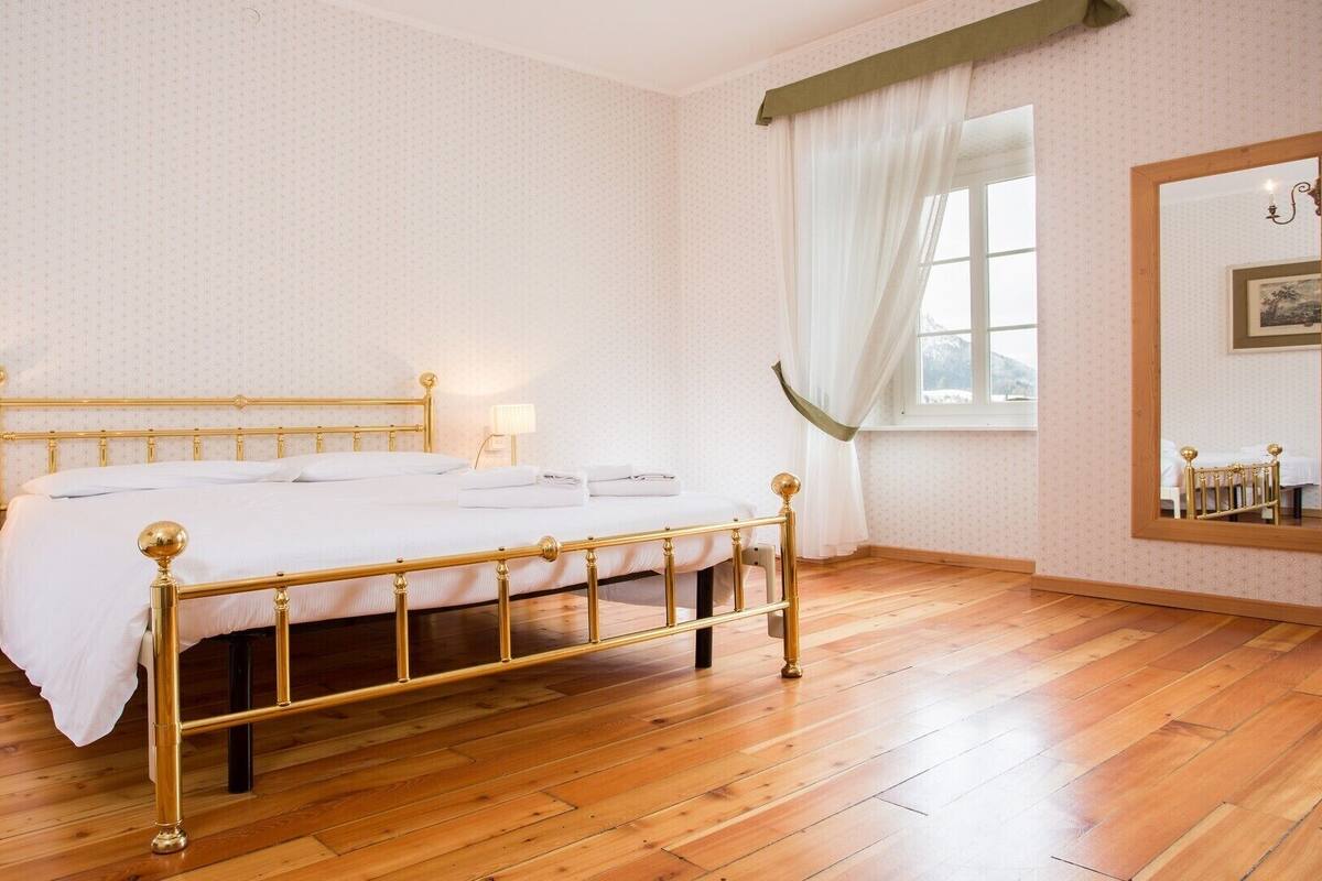 Schreibtisch, Babybetten, Bettwäsche